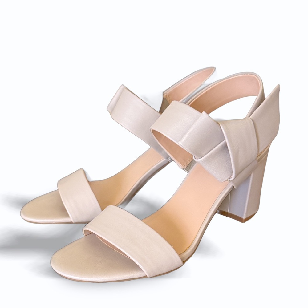 Bandolina Donna Block Heel Sandal In Light Gray/Beige